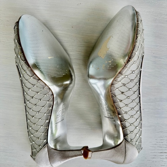 ADRIANNA PAPELL, 100% SILVER MESH HEELS WITH LEATHER SOLE. 2 1/2” HEEL. SIZE 9M - Picture 5 of 8